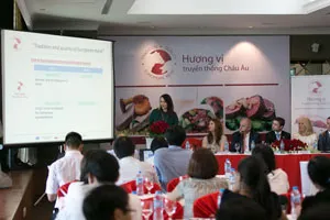 Bà Agnieszka Rozanska giới thiệu sản phẩm thịt Ba Lan.