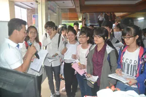 Các DN tham gia phỏng vấn tuyển dụng trực tiếp.