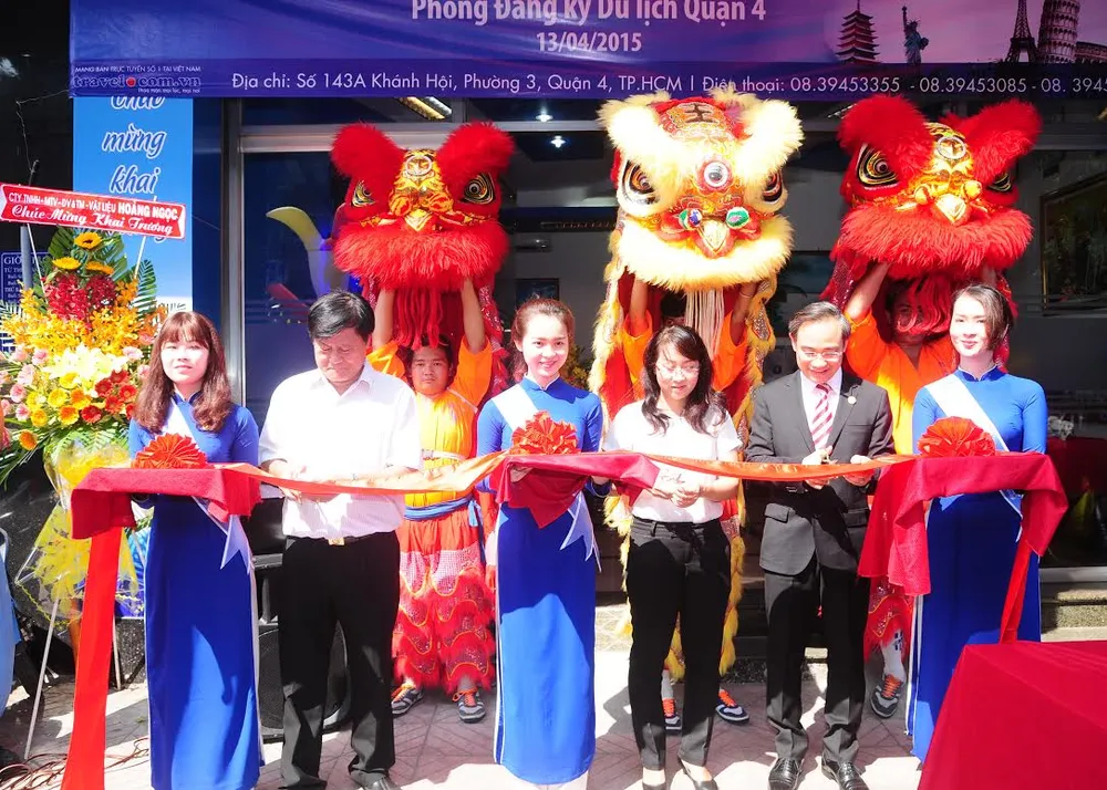 Đại diện công ty Vietravel cắt băng khai trương văn phong giao dịch mới. Đại diện công ty Vietravel cắt băng khai trương văn phong giao dịch mới.