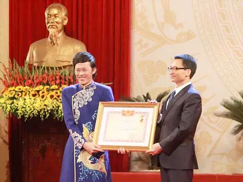 NSƯT Hoài Linh nhận danh hiệu từ Phó Thủ tướng Vũ Đức Đam… NSƯT Hoài Linh nhận danh hiệu từ Phó Thủ tướng Vũ Đức Đam…