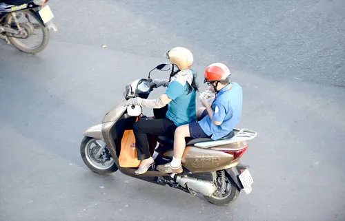 Tranh thủ ăn-uống thêm sau ngày học - Ảnh: Thuận Thắng Tranh thủ ăn-uống thêm sau ngày học - Ảnh: Thuận Thắng