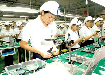 Cần có giải pháp, giúp doanh nghiệp kết nối thị trường, hỗ trợ sau sản xuất. Trong ảnh: Công nhân Việt Nam làm việc tại khu chế xuất Tân Thuận (TPHCM). Ảnh: Cao Thăng Cần có giải pháp, giúp doanh nghiệp kết nối thị trường, hỗ trợ sau sản xuất. Trong ảnh: Công nhân Việt Nam làm việc tại khu chế xuất Tân Thuận (TPHCM). Ảnh: Cao Thăng