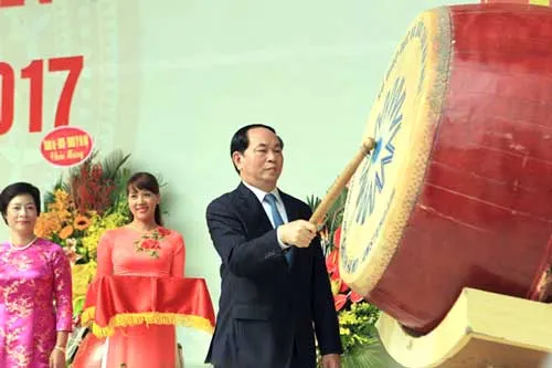 Chủ tịch nước Trần Đại Quang đánh trống khai trường. Ảnh: Lã Anh Chủ tịch nước Trần Đại Quang đánh trống khai trường. Ảnh: Lã Anh