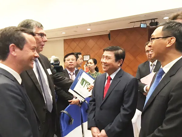 Chủ tịch UBND TPHCM Nguyễn Thành Phong trao đổi với doanh nghiệp Pháp tại diễn đàn.