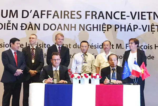 Các doanh nghiệp ký kết thỏa thuận hợp tác tại diễn đàn.