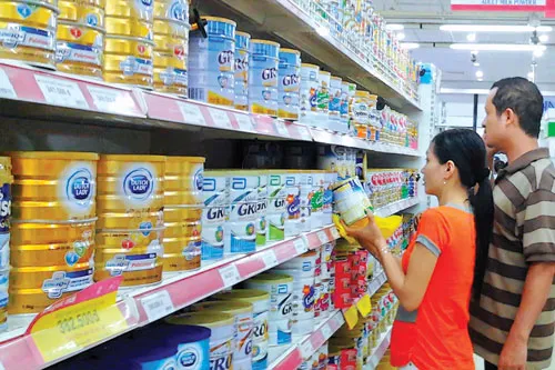 Người tiêu dùng hiện nay khi chọn sữa cho con vẫn thường chọn sữa ngoại.