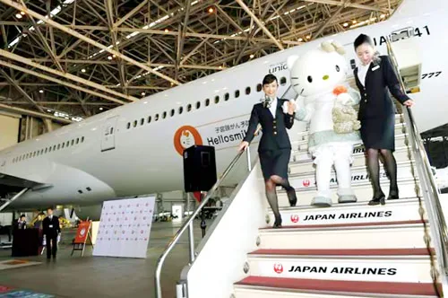 Giữa tháng 1-2012, JAL giới thiệu chiếc máy bay mang chủ đề “Hellosmile”.