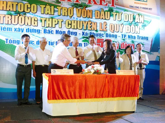 Lễ ký kết giữa đơn vị tài trợ và Trường Lê Quý Đôn.