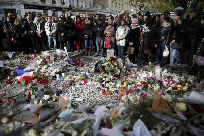 Người Pháp đặt hoa bên ngoài nhà hát Bataclan để tưởng niệm các nạn nhân vụ khủng bố 13-11 - Ảnh: Reuters Người Pháp đặt hoa bên ngoài nhà hát Bataclan để tưởng niệm các nạn nhân vụ khủng bố 13-11 - Ảnh: Reuters