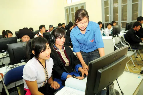 Đoàn viên Thanh niên VNPT phổ cập tin học và internet cho các em học sinh trường THPT Sìn Hồ, Lai Châu. Ảnh: N. NINH