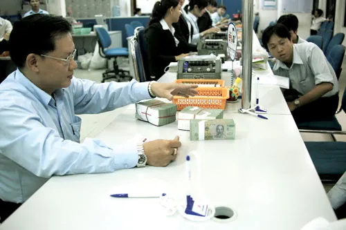 Khi đã áp dụng trần lãi suất huy động, cần thiết phải xem xét trần lãi suất cho vay. Ảnh: LÃ ANH