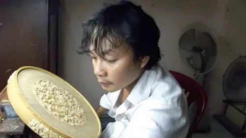 Anh Nguyễn Hoàng Châu đang chế tạo tác phẩm.