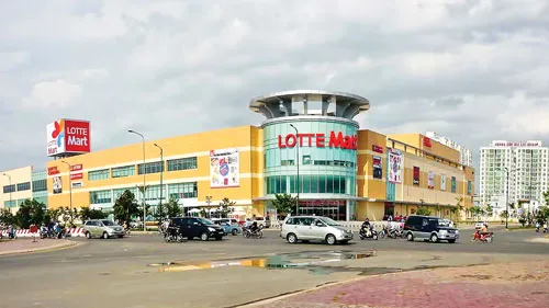 Tập đoàn Lotte khá tích cực trong việc thâu tóm các mặt bằng bán lẻ đắc địa. Tập đoàn Lotte khá tích cực trong việc thâu tóm các mặt bằng bán lẻ đắc địa.