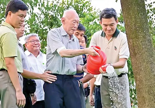 Lý Quang Diệu trong ngày hội trồng cây hôm 16-6.