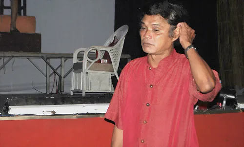 Mai Trần thị phạm diễn xuất cho diễn viên sân khấu kịch Sài Gòn.