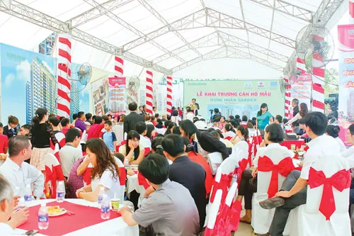 Hơn 500 khách hàng tham quan nhà mẫu ngày 6-4 vừa qua. Ảnh: T.GIANG