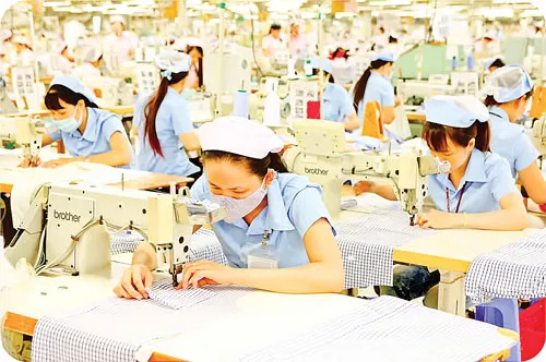 Dây chuyền may áo sơ mi tại xưởng sản xuất của An Phước.