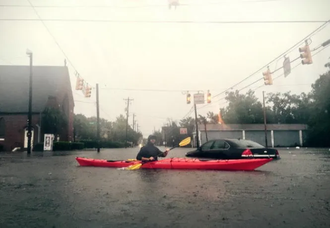 Người dân dùng xuồng để đi lại trên đường do nước dâng quá cao Ảnh: RT/Instagram