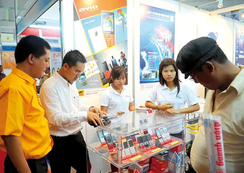 Khách hàng tham quan tìm hiểu các dịch vụ tại gian hàng VNPT tại hội chợ hàng Việt Nam tại Myanmar.
