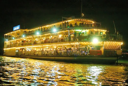 Tàu du lịch chạy trên sông Sài Gòn với chương trình ca múa nhạc, ảo thuật, flamenco và buffet hơn 30 món chọn lọc, phục vụ rượu vang Pháp suốt tiệc. Ảnh: TH. HUYỀN