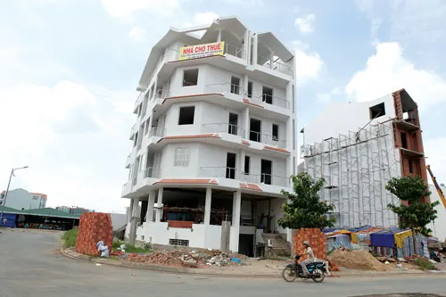 Trong khi thiếu các dự án khu căn hộ cho thuê, người dân tự đầu tư xây nhà cho thuê dạng chung cư mini. Ảnh: LÃ ANH