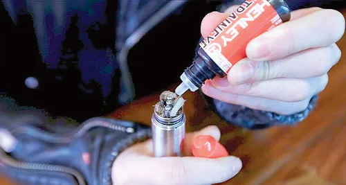 Hiểm họa e-liquid nicotine lỏng.