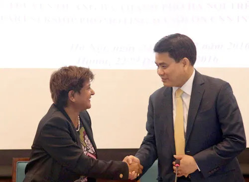 Chủ tịch UBND TP Hà Nội Nguyễn Đức Chung (phải) và bà Sunita Rajan, Phó Chủ tịch cấp cao khu vực châu Á - Thái Bình Dương của CNN tại lễ ký thỏa thuận hợp tác.