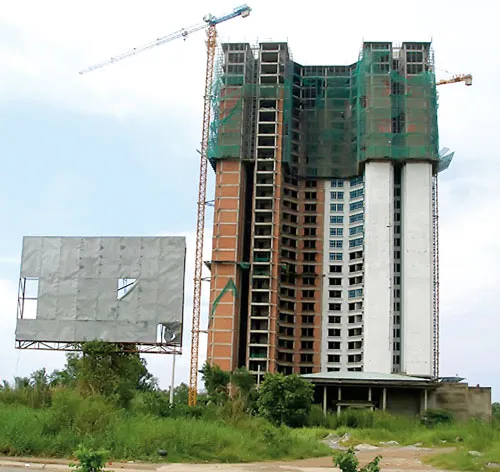 Dự án căn hộ cao cấp Quốc Cường Gia Lai 2 trên đường Phạm Hùng (huyện Bình Chánh) do Công ty Quốc Cường Gia Lai làm chủ đầu tư. Dự án đã xây phần thô đến tầng 30, nhưng đã ngưng xây dựng từ nhiều tháng qua. Ảnh: LÊ TOÀN