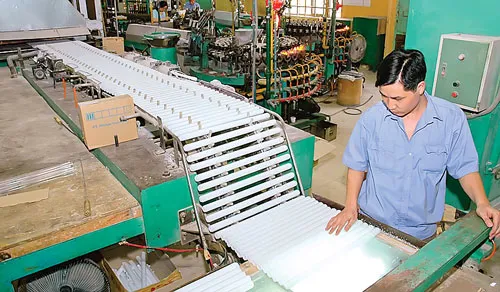 Dây chuyền sản xuất ở CTCP Bóng đèn phích nước Rạng Đông.