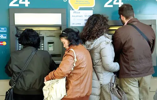 Người dân Síp đổ xô rút tiền.