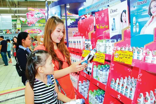 Các hoạt động khuyến mại mừng ngày Quốc tế Phụ nữ 8-3 diễn ra tại các trung tâm thương mại, siêu thị, cửa hàng bán lẻ.