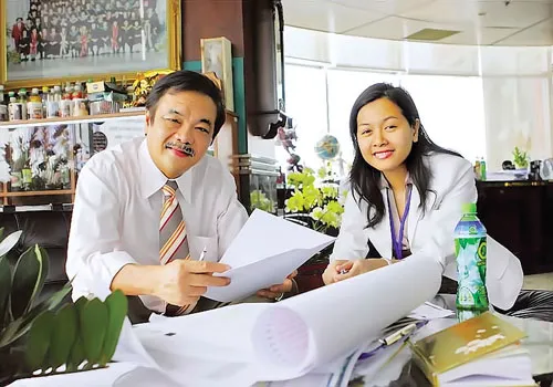 Ông Trần Quý Thanh và cô con gái Trần Uyên Phương nối tiếp điều hành thành công Tập đoàn Nước giải khát Tân Hiệp Phát.