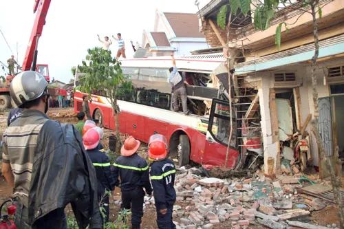 Xe Thành Bưởi sau va chạm với xe Phương Trang đã lao thẳng vào nhà dân.