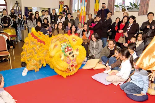 Kiều bào vui tết cổ truyền tại Anh quốc.