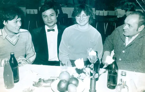 Tác giả cùng những người bạn Tiệp Khắc (cũ) đón Tết cổ truyền Việt Nam.