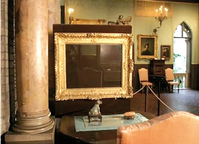 Những chiếc khung trống rỗng chờ ngày đoàn tụ với các bức tranh.