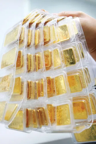 Tại Việt Nam, vàng miếng đang rất thông dụng trong giao dịch, mua bán và cả đầu cơ. Ảnh: L.Anh