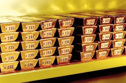 Trong thời buổi nhiễu nhương, Đức quyết định thực hiện chính sách “vàng ta trong kho mình” cho chắc ăn.