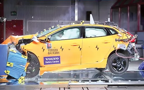 Một chiếc Volvo đang được kiểm tra an toàn. Một chiếc Volvo đang được kiểm tra an toàn.