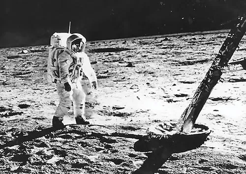 Neil Armstrong đặt chân lên Mặt trăng và nói câu bất hủ: "Đây là bước đi nhỏ bé của một người nhưng là bước tiến vĩ đại của nhân loại".