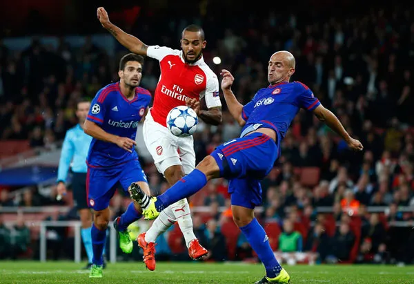 Theo Walcott trong vòng vây cầu thủ Olympiakos.