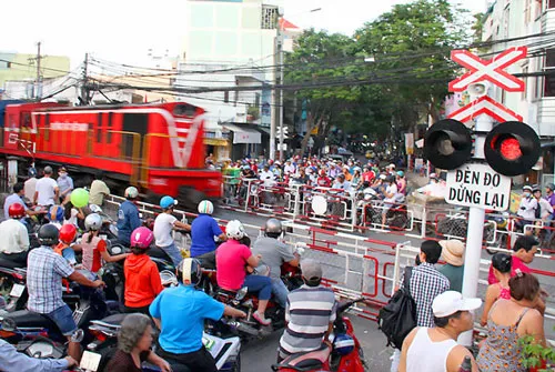 Điểm giao cắt giữa đường sắt và đường Trần Văn Đang, P.11, Q.3, TP.HCM thường xuyên gây kẹt xe vào giờ cao điểm (ảnh chụp chiều 20-11) - Ảnh: Hữu Khoa