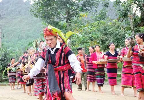 Đồng bào các dân tộc thiểu số ở Trường Sơn ca hát nhảy múa trong thời khắc dâng lễ vật tri ân trời đất.