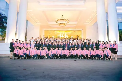 Ban Tổng Giám đốc cùng toàn thể nhân viên chụp ảnh lưu niệm kỷ niệm 5 năm thành lập HASG. Đây được xem là đội ngũ nhân lực, là tài sản và tiềm lực của công ty.