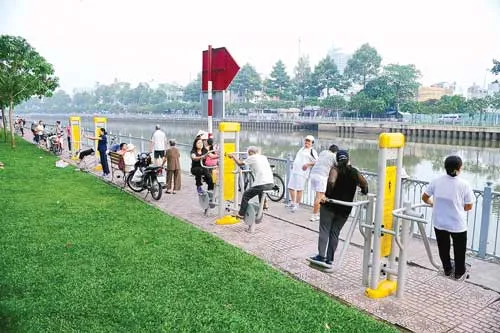 Người dân tập thể dục buổi sáng bên bờ kênh Nhiêu Lộc - Thị Nghè. Ảnh: LONG THANH Người dân tập thể dục buổi sáng bên bờ kênh Nhiêu Lộc - Thị Nghè. Ảnh: LONG THANH