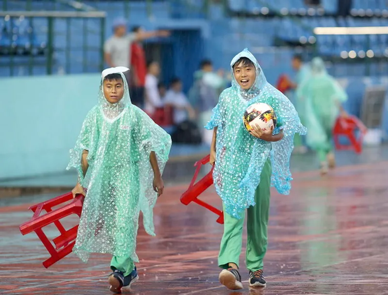 Những cậu bé nhặt bóng ở sân Gò Đậu. ảnh: DŨNG PHƯƠNG