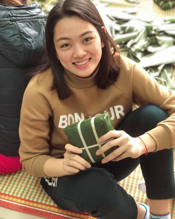 Chuyền 2 Nguyễn Thu Hoài rạng rỡ với "sản phẩm" tự mình làm ra.