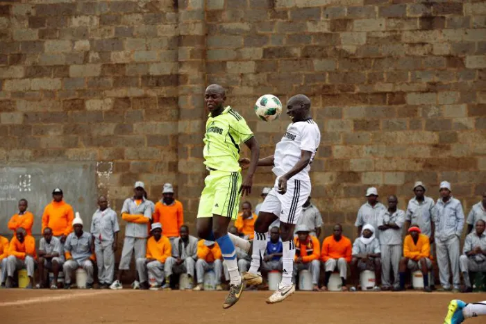 Đây là trận cầu nảy lửa chẳng kém trận thật sự diễn ra ở Nga. Ảnh: Reuters