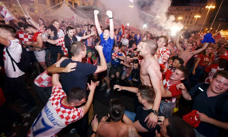 Cổ động viên Croatia ăn mừng chiến thắng. Ảnh: The Guardian