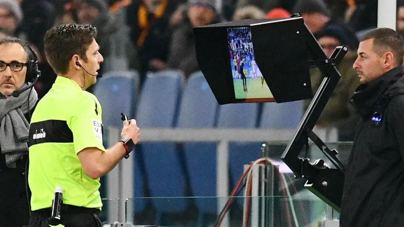 Công nghệ VAR không được UEFA thừa nhận là hiệu quả.